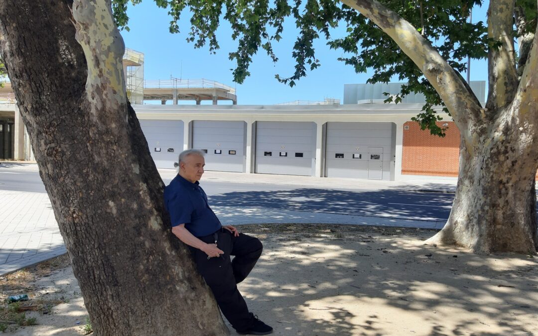 Recostado en este árbol